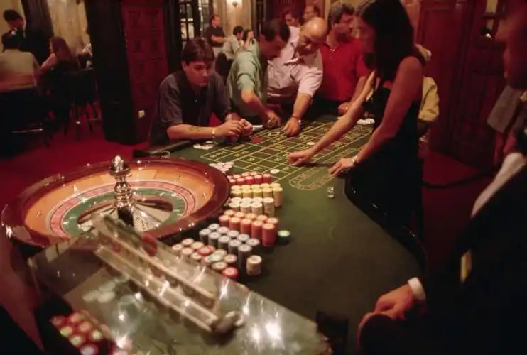 Antarmuka aplikasi jayaspin yang dioptimalkan untuk mobile dengan navigasi meja live dealer, sportsbook, dan permainan slot